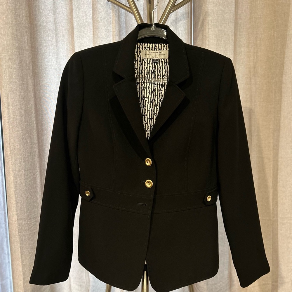 Tahari‎ Blazer Jacket in black. Great condition.
Only wore to work a few times.